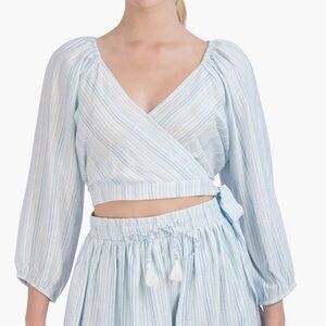 BCBGENERATION cropped v-neck wrap blouse in Size Medium. Nwt